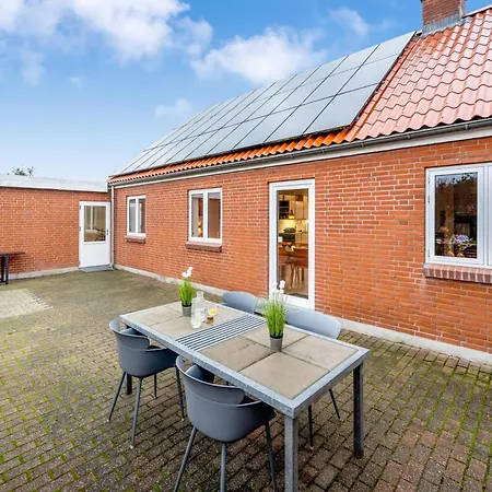Vakantiehuis Lovely House With 4 Close To The North Sea